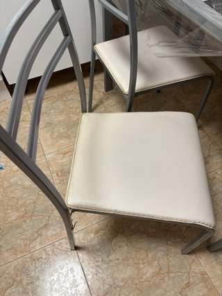 Mesa de cristal con 4 sillas