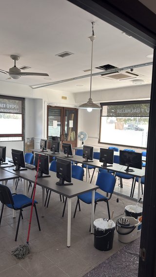 Academia de ingles precisa profesor de ingles