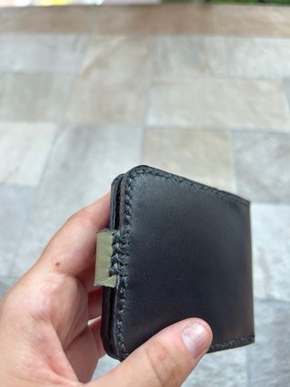 Portafoglio in pelle cucito a mano