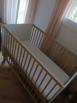 Cuna de bebé con colchón