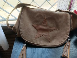 Bolso bandolera con estrella y flecos
