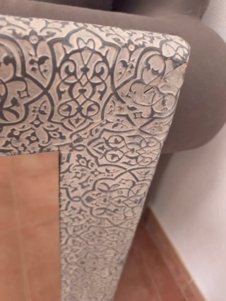 Espejo decorativo con marco ornamental de metal