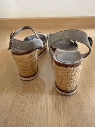 Cuñas grises y plateadas talla 38