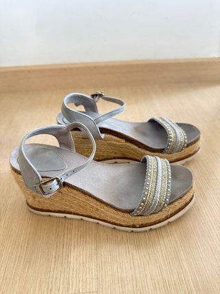 Cuñas grises y plateadas talla 38