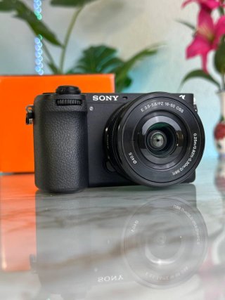 Sony A6700 (210 Disparos)