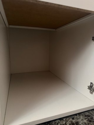 Escritorio blanco con cajoneras