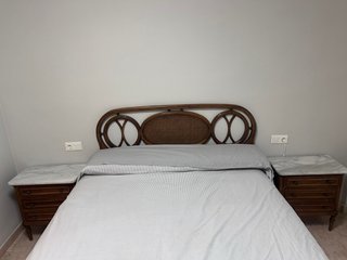 Dormitorio antiguo: cabecero, mesitas y sinfonier