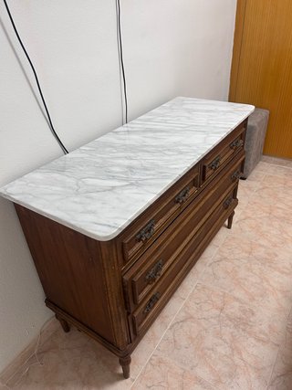 Dormitorio antiguo: cabecero, mesitas y sinfonier