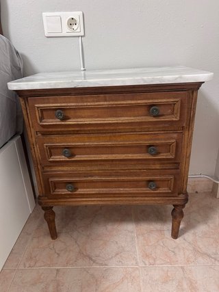 Dormitorio antiguo: cabecero, mesitas y sinfonier