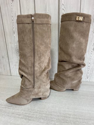 Stivali scamosciati beige con fibbia