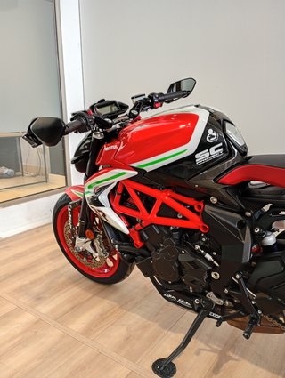 MV Agusta Naked Roja y Negra