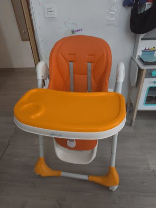 Trona infantil naranja y blanca