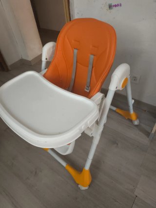 Trona infantil naranja y blanca