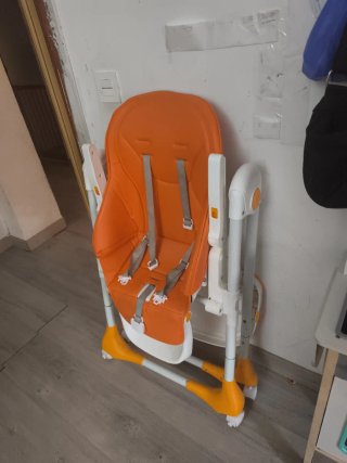Trona infantil naranja y blanca