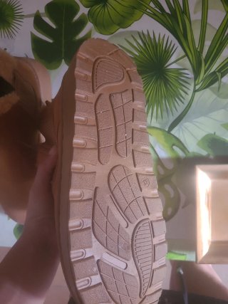 Botines beige con forro de pelo.