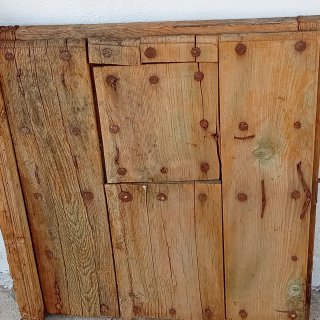 Ventana antigua madera y clavos 80x78cm