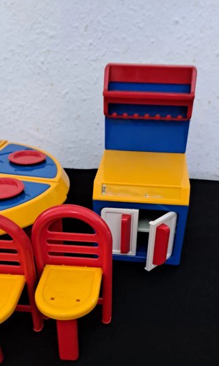 Muebles de juguete: mesa, sillas y alacena