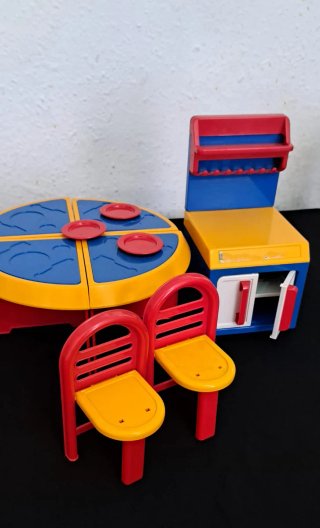 Muebles de juguete: mesa, sillas y alacena