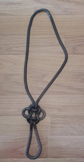 Collar con nudo celta plateado