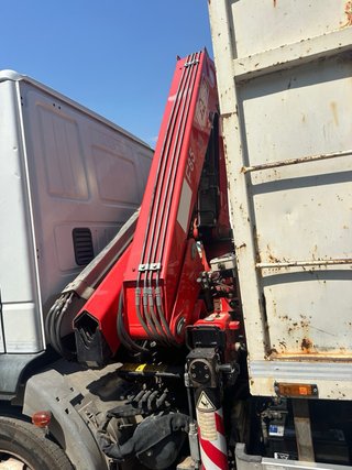 Camión Iveco Eurocargo con grúa