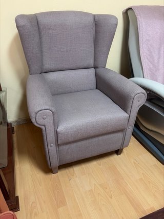 Sillón de tela beige y gris y multicolor