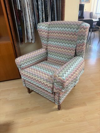 Sillón de tela beige y gris y multicolor