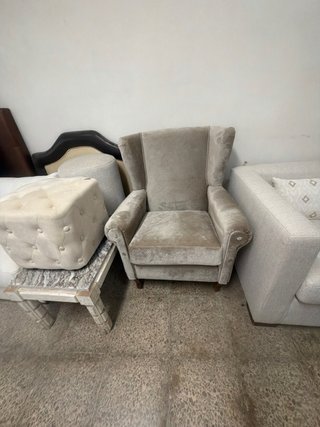 Sillón de tela beige y gris y multicolor