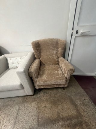 Sillón de tela beige y gris y multicolor