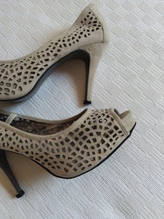 Zapatos tacón serraje beige Talla 35