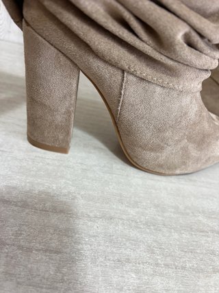Stivali beige scamosciati con fibbia dorata