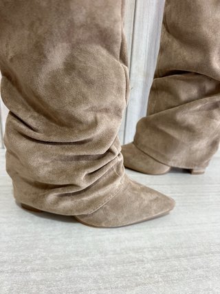 Stivali beige scamosciati con fibbia dorata