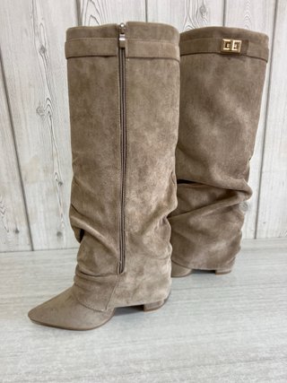 Stivali beige scamosciati con fibbia dorata