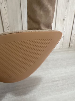 Stivali beige scamosciati con fibbia dorata