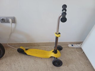 Patinete 3 ruedas amarillo como nuevo