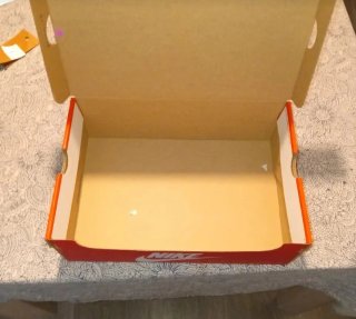 Caja original NIKE roja
