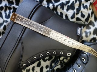 Botas negras con cordones y cremallera