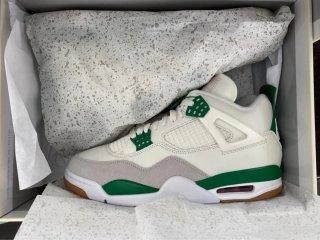 Jordan 4 Verde Blanco Talla 44