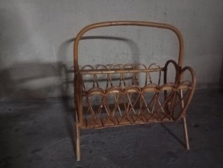 Revistero vintage de ratán