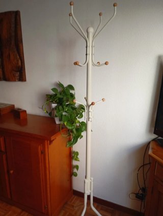 Perchero de pie beige y madera