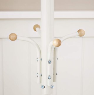Perchero de pie beige y madera