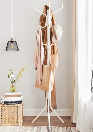 Perchero de pie beige y madera