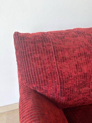 Sofá de terciopelo rojo