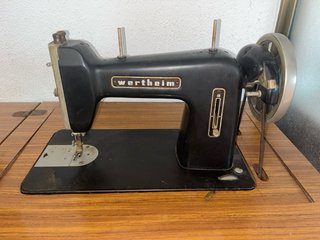 Máquina de coser Wertheim antigua