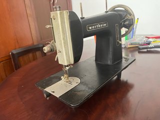 Máquina de coser Wertheim antigua