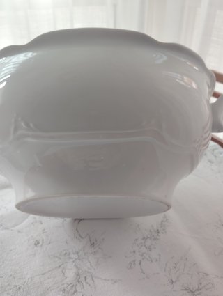 Sopera Vintage Porcelana Blanca y Dorada