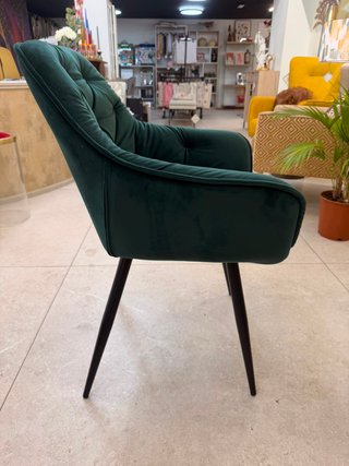 Butaca de terciopelo verde con capitoné