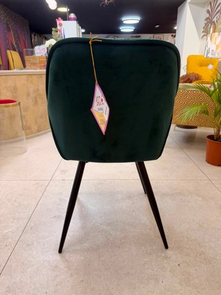 Butaca de terciopelo verde con capitoné
