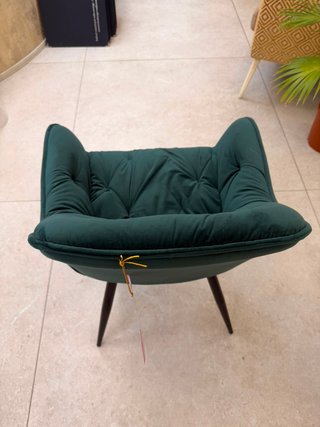 Butaca de terciopelo verde con capitoné