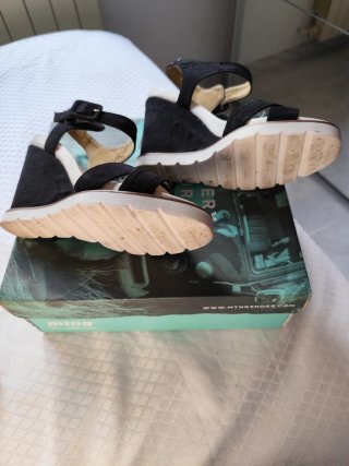 Sandalias Mustang cuña negras y blancas