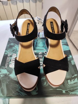 Sandalias Mustang cuña negras y blancas